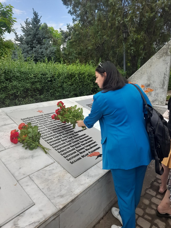 Председатель ТИК Панченко Т.П. возлагает цветы к плитам памяти погибшим воинам